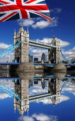 Fototapeta na wymiar Tower Bridge z flagą Anglii w Londynie