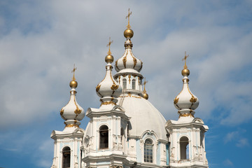 Fototapeta na wymiar Kopuły katedry Smolny