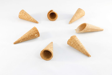 Coni gelato vuoti su fondo bianco