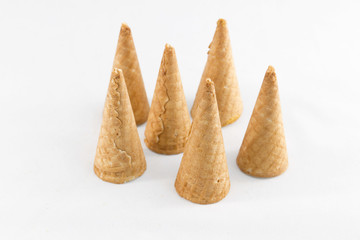 Coni gelato vuoti su fondo bianco