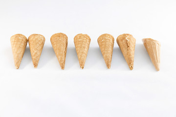 Coni gelato vuoti su fondo bianco