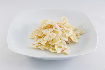 Farfalle con salmone su fondo bianco