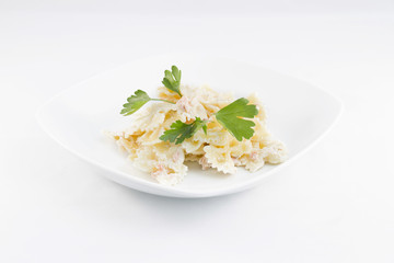 Farfalle con salmone su fondo bianco
