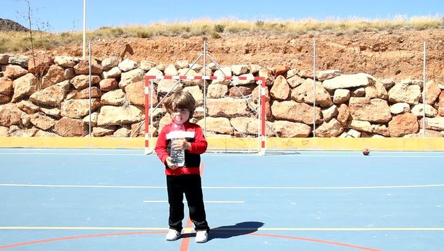 ni&ntilde;o bebiendo agua
