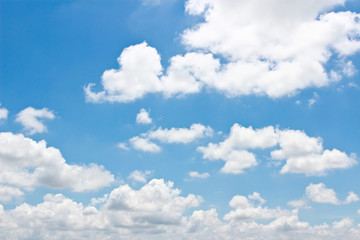 Fototapeta na wymiar Niebieskie niebo z chmurami.