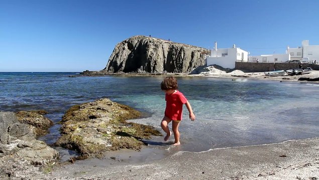 ni&ntilde;o jugando en la playa