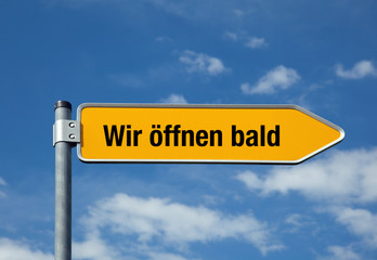 Pfeil mit blauem Himmel WIR ÖFFNEN BALD