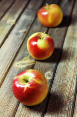 Apples in a row