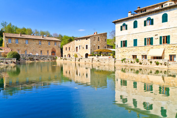 Fototapeta na wymiar Stare kąpiele termalne w średniowiecznej wiosce Bagno Vignoni, Toskania
