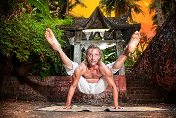 Yoga titibhasana firefly pose