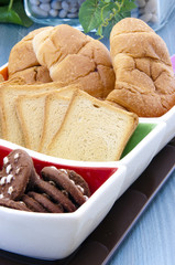 colazione con fette biscottate cornetti e biscotti