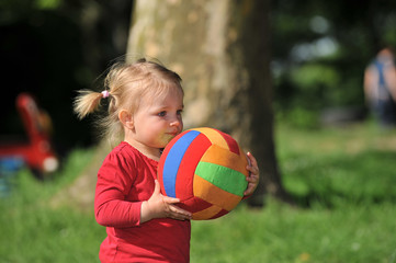 M&auml;dchen auf dem Spielplatz mit Ball