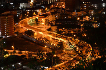 Fototapeta na wymiar Krzywa ulicy w nocy, Zobacz punkt Pattaya City