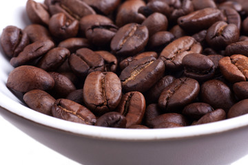 Kaffeebohnen in brauner Schale