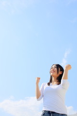ガッツポーズをする新婦
