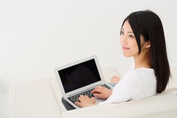 パソコンを使う女の子