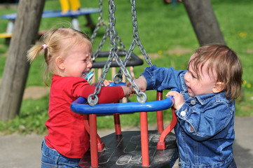 Zwei Mädchen streiten auf dem Spielplatz