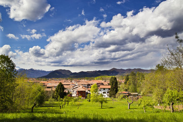 Vista di un paese con nuvole