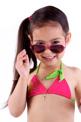 Fototapeta premium jolie petite fille avec maillot de bain et lunette de soleil
