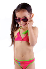 petite fille en maillot de bain qui regarde par dessus lunettes