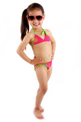 Fototapeta premium petite fille en maillot de bain et lunette de soleil pose