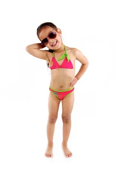 enfant allongée en maillot de bain et lunette de soleil Stock Photo