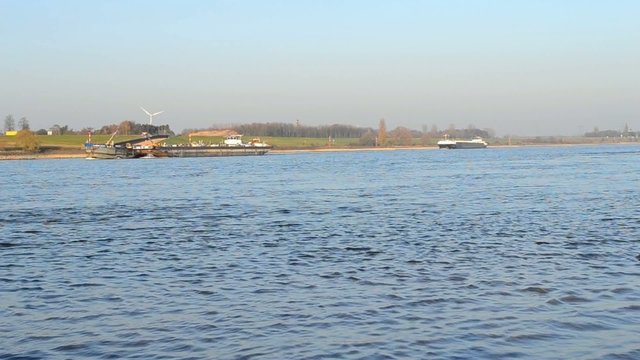 Frachtschiffe auf dem Rhein