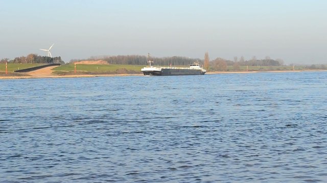 Binnenschiff transportiert G&uuml;ter &uuml;ber Wasserweg