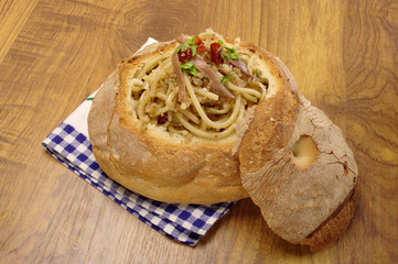 maccheroni con mollica di pane su pagnotta