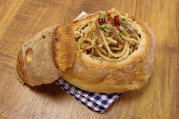 maccheroni con mollica di pane su pagnotta
