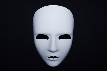 maschera neuta bianca su fondo nero