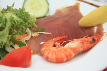 Gamba and sliced tunafish