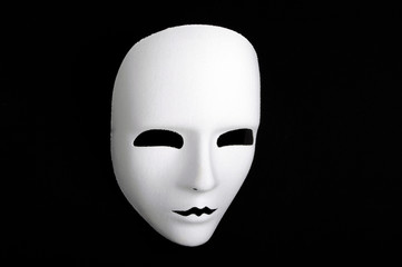 maschera neuta bianca su fondo nero