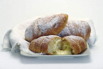 still-lfe di brioches alla crema