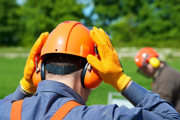Schutzkleidung Forstarbeit Helm, Visier, Gehörschutz