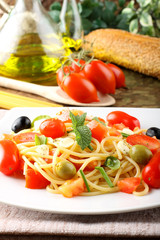 Spaghetti with fresh tomatoes, olives and mint