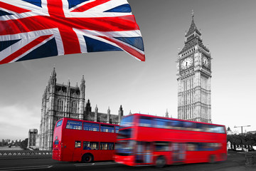Fototapeta na wymiar Big Ben z autobusów miejskich i flagi Anglii, Londyn