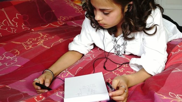 faire ses devoirs en &eacute;coutant de la musique