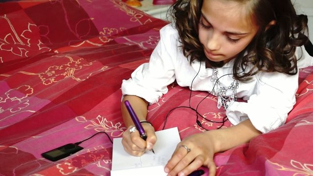 faire ses devoirs en &eacute;coutant de la musique