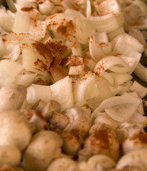 Zwiebeln mit Champignons