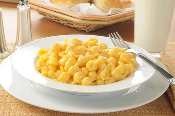 Macaroni and cheese with biscuits