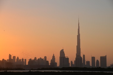 Fototapeta na wymiar Sylwetka budynku Burj Khalifa i Dubai Skyline o zachodzie słońca