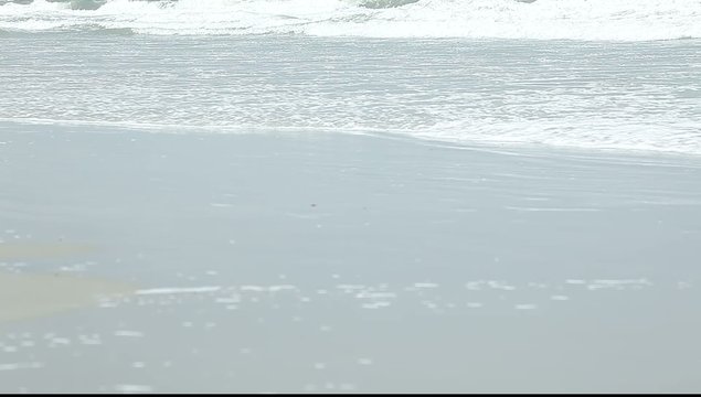 sanfte Wellen umsp&uuml;len einen Strand