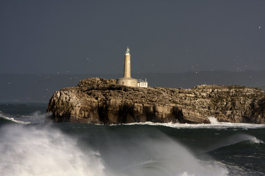Faro de la isla de Mouro (Cantabria)