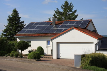 weißes haus mit Solaranlage auf dem Dach
