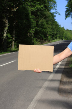 Anhalterin mit einem leeren Schild