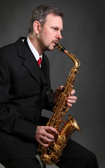 Plakat saksofonista na ciemnym