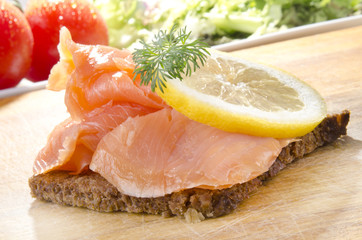 smoked salmon slices on rye bread