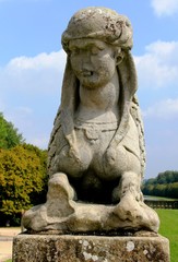 Fototapeta na wymiar Statua Sphinx w Chateau de Fontainebleau, Paryż