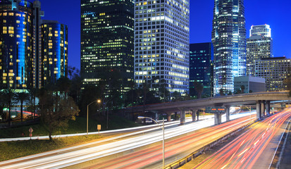 Fototapeta na wymiar Los Angeles miasto ruch w nocy